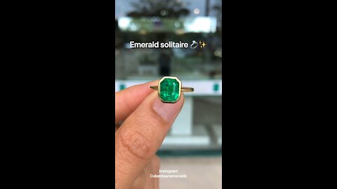 Vivid top green 3 carat Colombian emerald solitaire bezel 18K anniversary ring