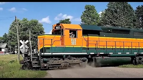 Former BNSF SD40 Working Hard On This Pulpwood Freight Train! #trainvideo #trains | Jason Asselin