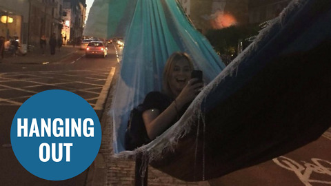 Revellers use two traffic lights to build makeshift HAMMOCK