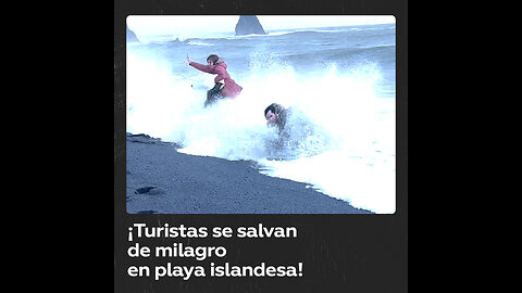 Turistas en peligrosa playa de Islandia casi son arrastrados por el mar