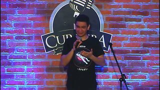 Igor Guimarães faz propaganda do cardapio do Curitiba Comedy Club