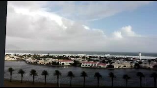 UPDATE 1: Storm lashes Cape Town, damaging houses (2cW)