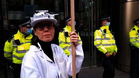 ANTI VAX PASSPORT PROTESTER OUT SIDE BILL GATES LONDON OFFICE #NOVAXPASSPORTS