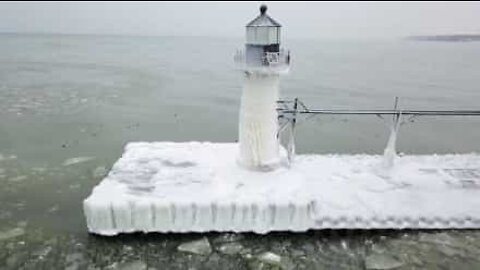 Michigan: faro di Saint Joseph diventa pezzo di ghiaccio