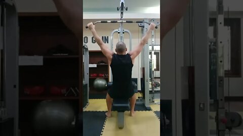 Lat Pulldown Andre