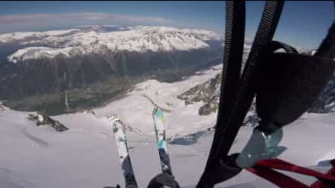 Un skieur courageux réalise un saut en parachute