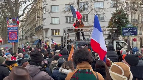 Dominique Bourse-Provence prend la parole à la manifestation, place Pierres Laroque - 17/12/2022