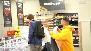 Il piège les clients d'un supermarché