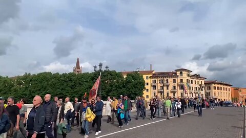 "NATO is a killer" - in Verona, Italy, a crowd rallied against the policies of NATO and the US