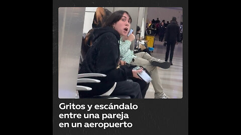 Una chica monta en cólera contra su novio en un aeropuerto