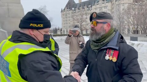 🇨🇦 Police Talk To Veteran At Ottawa Memorial (peaceful)