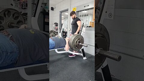 385lbs Raw Bench, Crazy 🤪 old man, 405lbs coming up