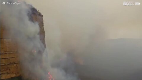 Assustador incêndio em ravina na Austrália