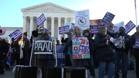USA: Activists rally for and against abortion rights outside Supreme Court - 01.12.2021