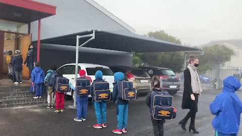 SOUTH AFRICA - Cape Town - Grade 1 and 6 return to school, Goodwood Park Primary(Video) (JJx)