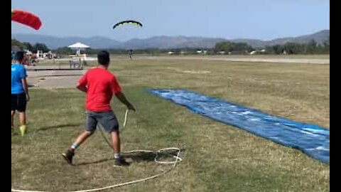 Un parachutiste atterrit sur un Slip 'N Slide