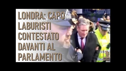 Londra: capo laburisti circondato davanti al parlamento