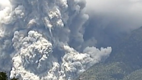 Raw footage of Mount Ontake volcano eruption