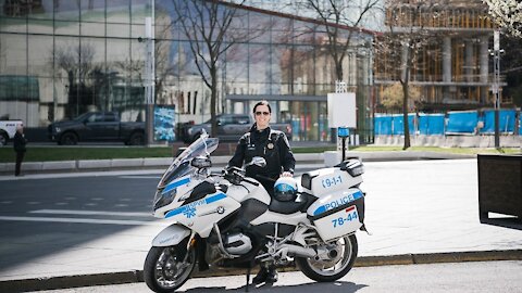 Une première policière à moto a été nommée au SPVM et voici pourquoi c'est la seule