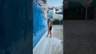 Pulando Em Uma PISCINA VERTICAL #shorts