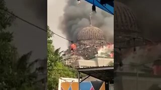 🚨 Huge dome of Jakarta Islamic Mosque in Indonesia collapses after major fire.