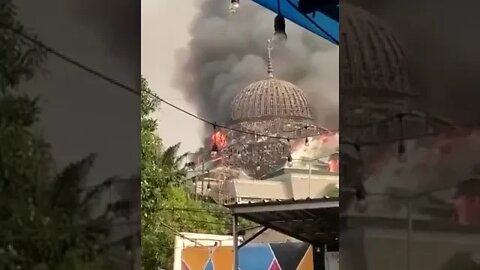 🚨 Huge dome of Jakarta Islamic Mosque in Indonesia collapses after major fire.