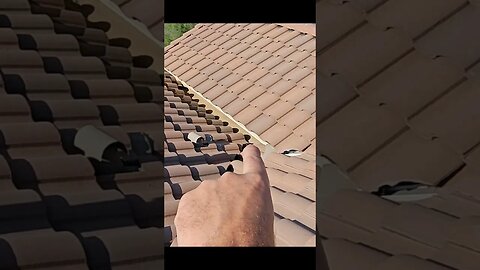 Dead Valley drainage and kick out flashing on a concrete tile roof