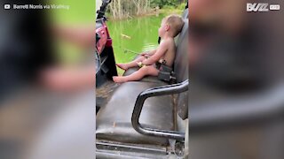 Ce petit garçon s'endort pendant qu'il pêche