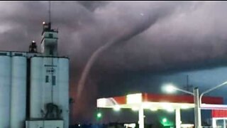 Mighty tornado sweeps across Kansas