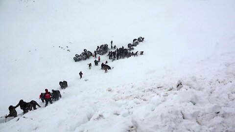 A powerful avalanche covered people