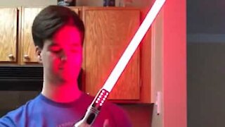 Ce fan de "Star Wars" s'est fait une prothèse en forme de sabre laser