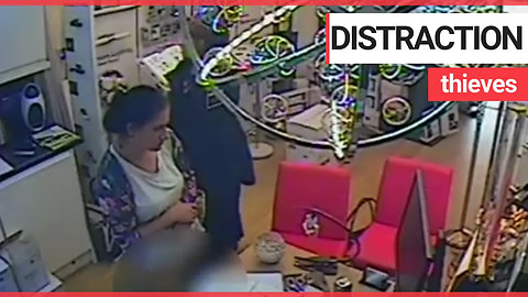 Women burgle lighting shop in front of owner