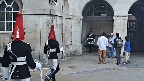 Tourist's get in the way of the kings guards #horseguardsparade