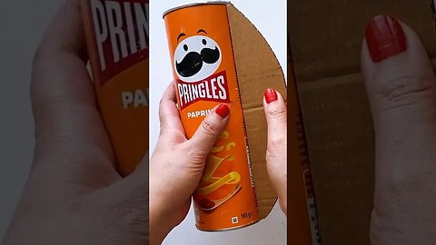 Crafting a Magnificent Vase from a Pringles Box