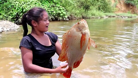 Best hand Fishing in river and Cooking with snails for survival foods with puppies