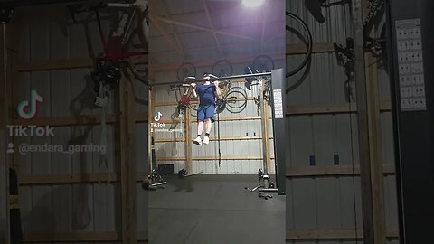 Cooling down with some chin-ups (17×)