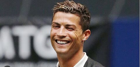 Ronaldo's Dazzling Grin: 😁✨