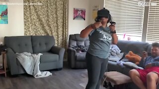 Jovem esbarra contra parede durante jogo de realidade virtual