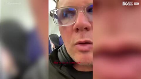 Une passagère dort de façon étrange dans l'avion