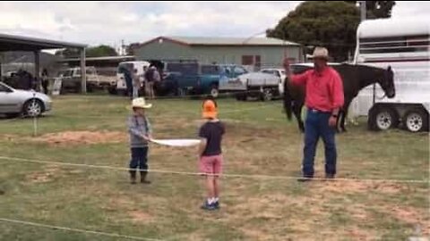 Cowboy demonstrerer vild evner med sin pisk