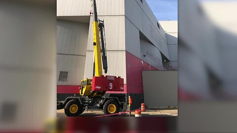 Joe Louis Arena demolition crew pays homage to Howe, Yzerman