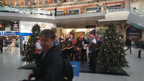 Christmas music at Waterloo station, London. Binaural sound 🎧