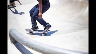 Ouch! Skater torce tornozelo em aparatosa queda