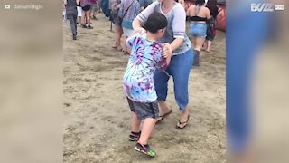 Mamma cerca disperatamente di far ballare il figlio