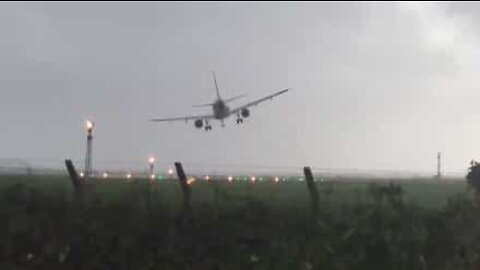 Spaventoso atterraggio a Dublino causato dall'uragano Ophelia