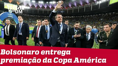 Após título da Copa América, Bolsonaro vai ao gramado do Maracanã participar de cerimônia