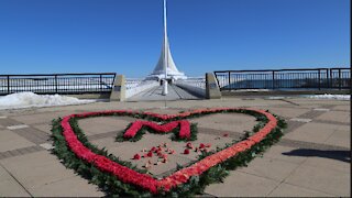 Milwaukee flower memorial honors those lost to COVID