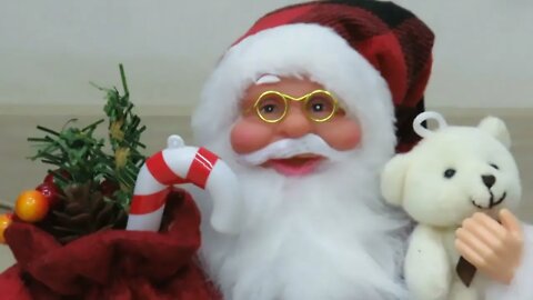 Papai Noel Sentado com Casaco Vermelho, Saco de Presente e Ursinho - Artesanato Decoração