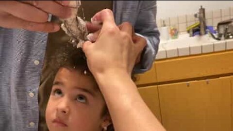 Cette fillette s'emmêle les cheveux dans le mixeur en faisant des cupcakes