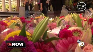 San Diego business gives out bouquets of flowers